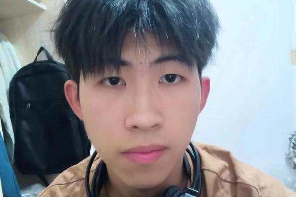 左眉痣男:低调中的高调风采 左眉痣男:低调中的高调风采