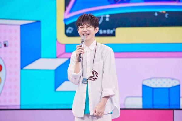 名嘴何炅婚姻秘事曝光，命理分析揭示幸福密码