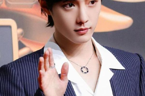 痣相独特,这位男星凭星点魅力征服粉丝! 痣相独特,这位男星凭星点魅力征服粉丝!